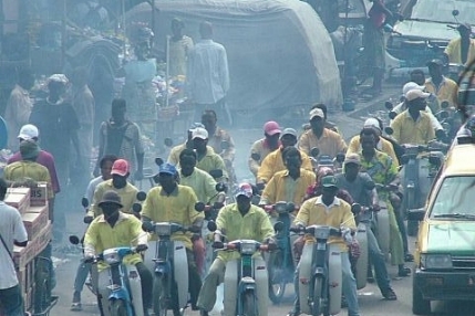  Der Straßenverkehr ist eine der größten Quellen für die Luftverschmutzung in den rasch wachsenden Städten im südlichen Westafrika. (Foto: C. Liousse, UPS/CNRS) 
