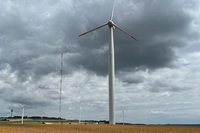 Windenergieanlage und metorologischer Messmast auf dem Windenergietestfeld WINSENT