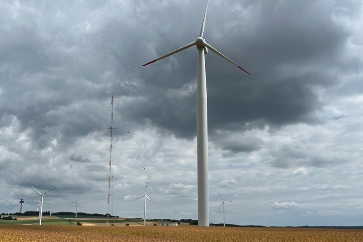 Windenergieanlage und metorologischer Messmast auf dem Windenergietestfeld WINSENT